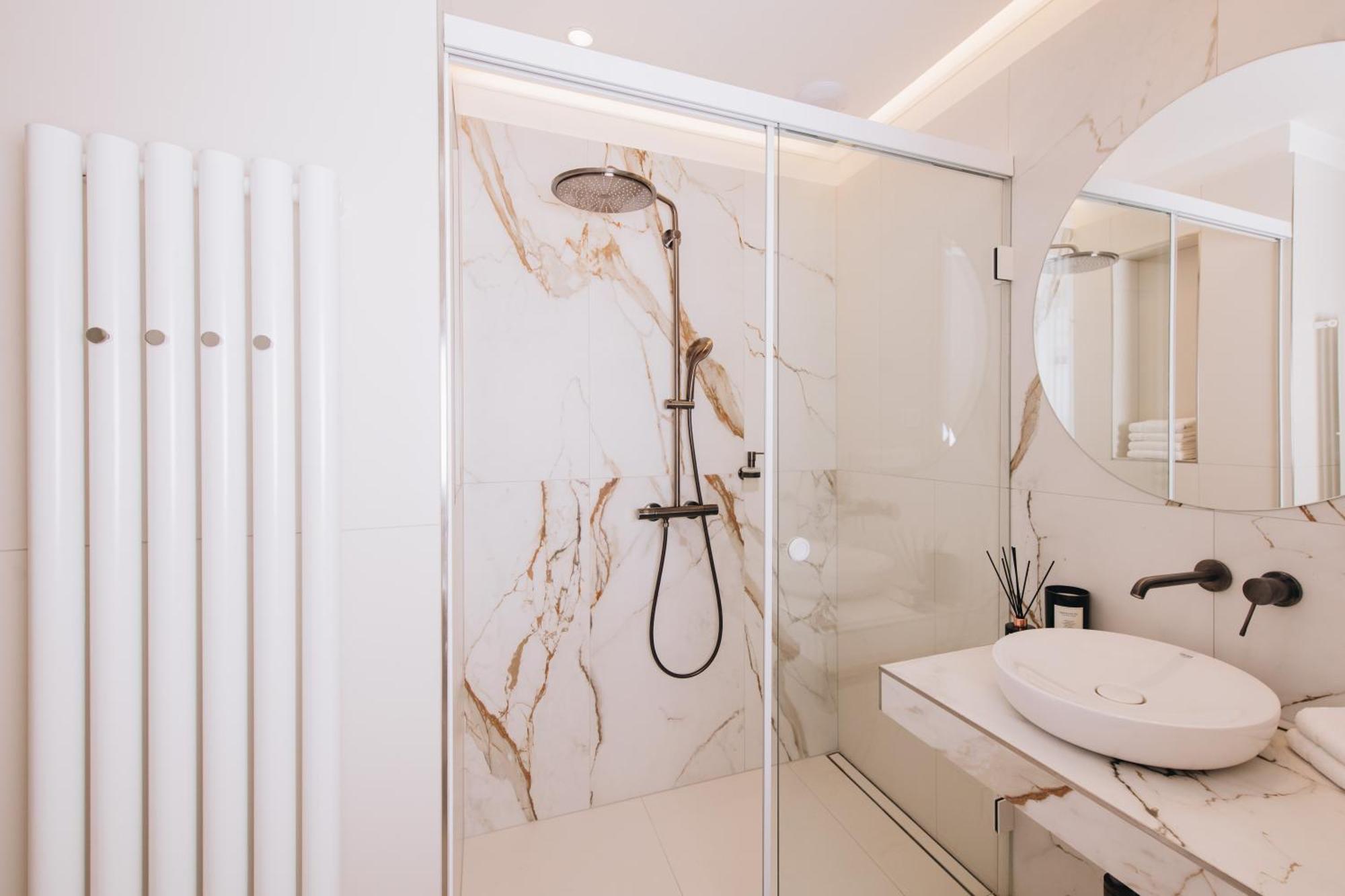 Luxury Design At Old Town Square With Air Condition Apartment
